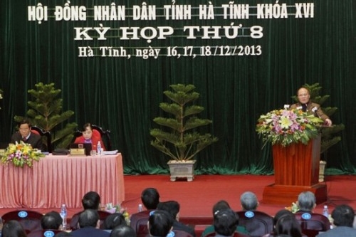 Parlamentspräsident Nguyen Sinh Hung tagt mit dem Volksrat in Ha Tinh